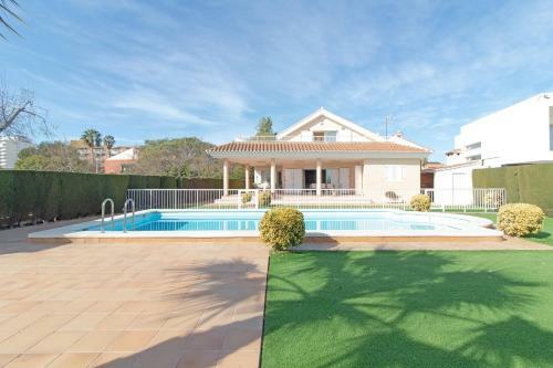 Global Properties, Chalet En Primera Linea De Playa Con Piscina Privada