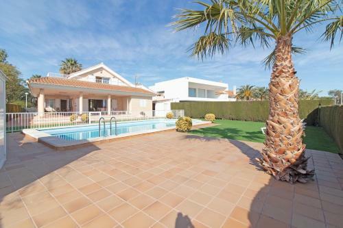 Global Properties, Chalet En Primera Linea De Playa Con Piscina Privada