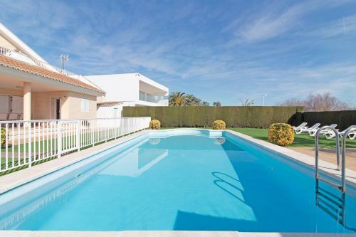 Global Properties, Chalet En Primera Linea De Playa Con Piscina Privada