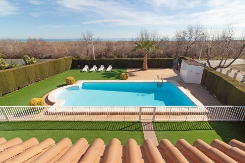 Global Properties, Chalet En Primera Linea De Playa Con Piscina Privada