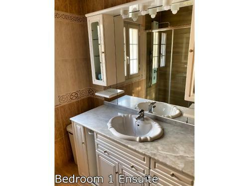 Lge 4 Bed Villa Own Pool 90 Mts Beach Sea Views