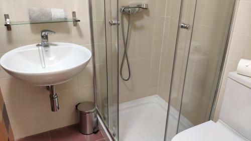 Lovely 2 Bedroom Apartment With Pool