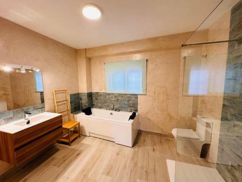 Cherry Jacuzzi Apartment