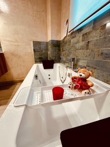 Cherry Jacuzzi Apartment
