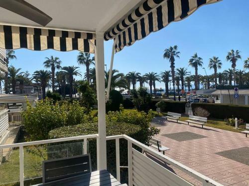 Moderno Apartamento En 1a Linia De Mar En Salou.