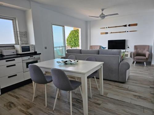 Apartamento Primera L�nea De Playa Con Vistas Al Mar
