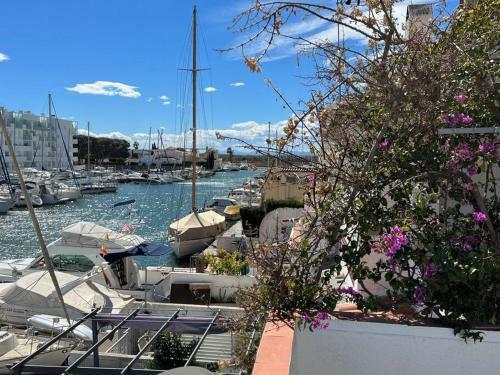 Marina Santa Margarida, Roses, Vue Sur Canal