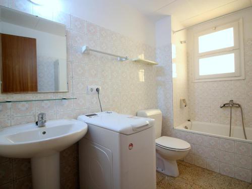 Apartamento Roses, 1 Dormitorio, 4 Personas - Es-228-108