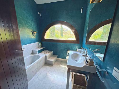 Sunset Mountain-view Villa With Garden & Pool