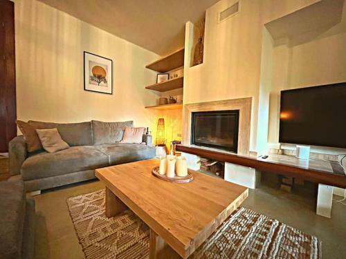 Sunset Mountain-view Villa With Garden & Pool