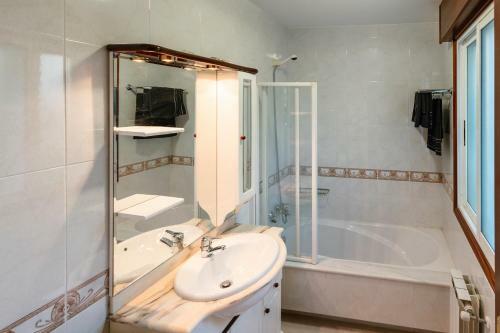 Casa Bella Lalin- 4 Double Bedroom Galician Country Home!