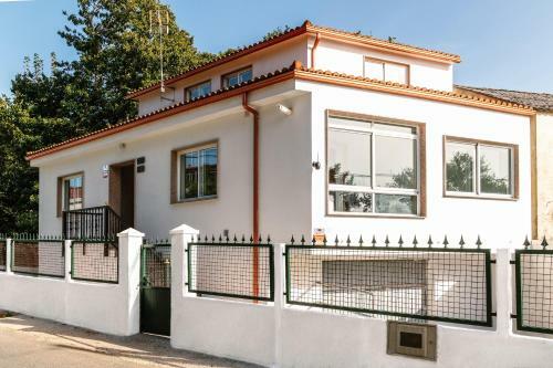 Casa Bella Lalin- 4 Double Bedroom Galician Country Home!