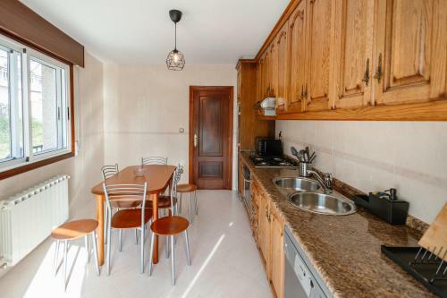 Casa Bella Lalin- 4 Double Bedroom Galician Country Home!