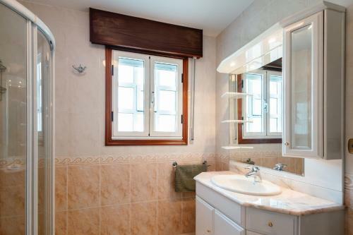 Casa Bella Lalin- 4 Double Bedroom Galician Country Home!