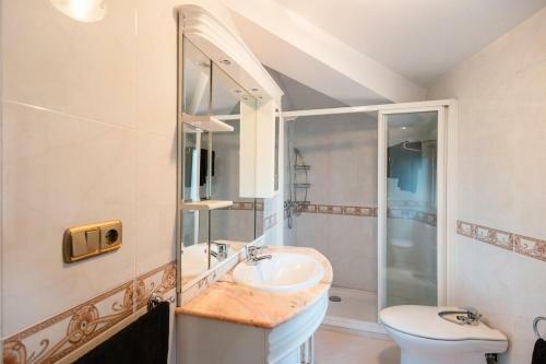 Casa Bella Lalin- 4 Double Bedroom Galician Country Home!