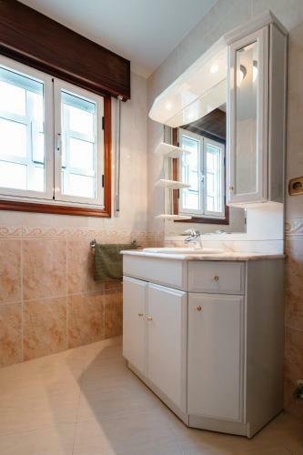 Casa Bella Lalin- 4 Double Bedroom Galician Country Home!