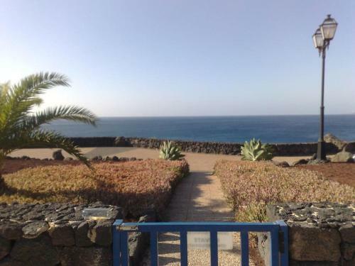 Apartamento Duplex Con Piscina En 1� Linea De Mar. Super Vistas