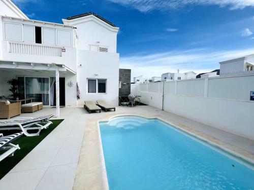 Lovely Villa Sanmar, Heated Pool