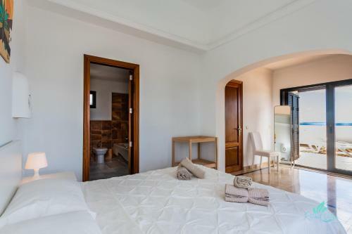 Inviting 3-bed Villa In Playa Blanca
