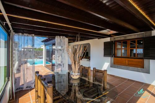 Inviting 3-bed Villa In Playa Blanca