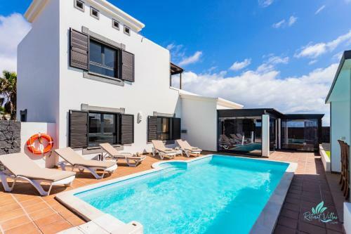 Inviting 3-bed Villa In Playa Blanca