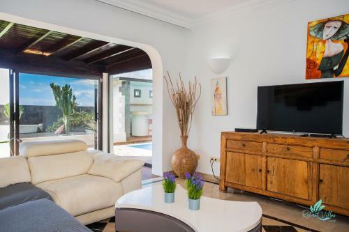 Inviting 3-bed Villa In Playa Blanca