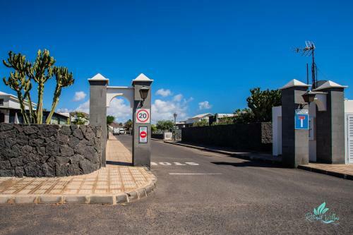 Inviting 3-bed Villa In Playa Blanca