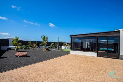 Inviting 3-bed Villa In Playa Blanca