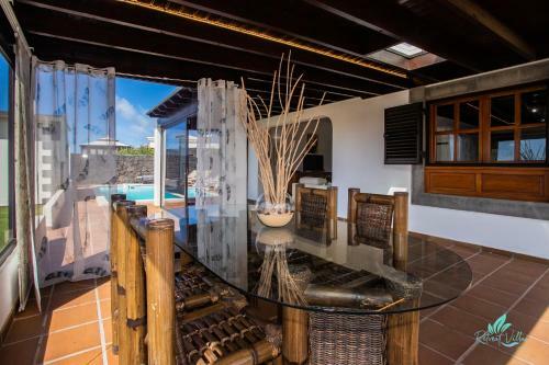 Inviting 3-bed Villa In Playa Blanca
