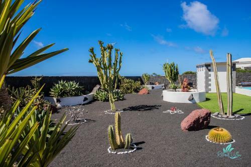 Inviting 3-bed Villa In Playa Blanca
