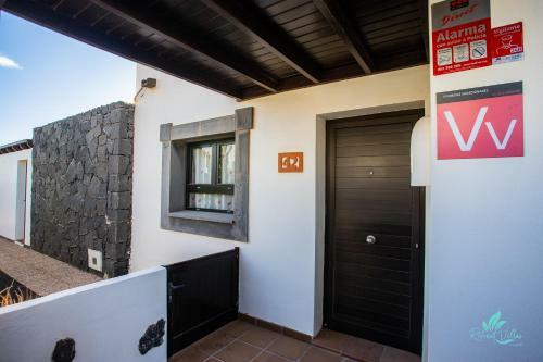 Inviting 3-bed Villa In Playa Blanca