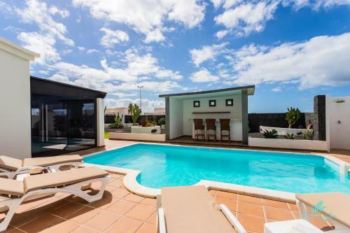 Inviting 3-bed Villa In Playa Blanca