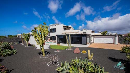 Inviting 3-bed Villa In Playa Blanca