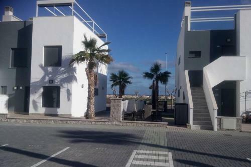 Beautiful Modern 2 Bedroom, 2 Bathroom Apartment