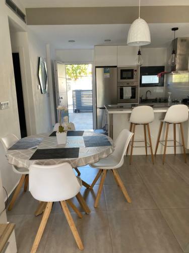Beautiful Modern 2 Bedroom, 2 Bathroom Apartment