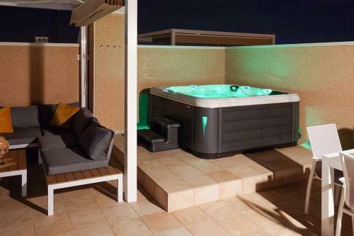 Apartment With Private, Heated Jacuzzi, Ac, Pool