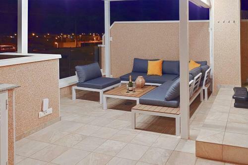 Apartment With Private, Heated Jacuzzi, Ac, Pool