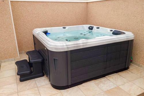 Apartment With Private, Heated Jacuzzi, Ac, Pool