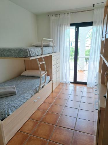 Les Oliveres, Ideal Familias