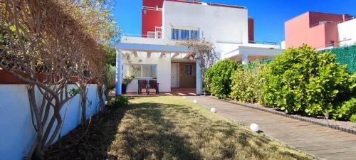 Tabarca Chalet Con Jard�n Y Piscina Comunitaria