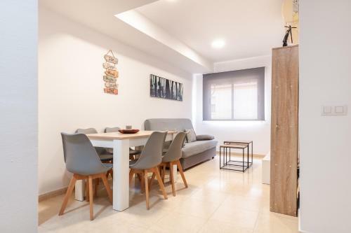 Apartamento Sunny Oropesa Duplex: Pool & Terrace Delight