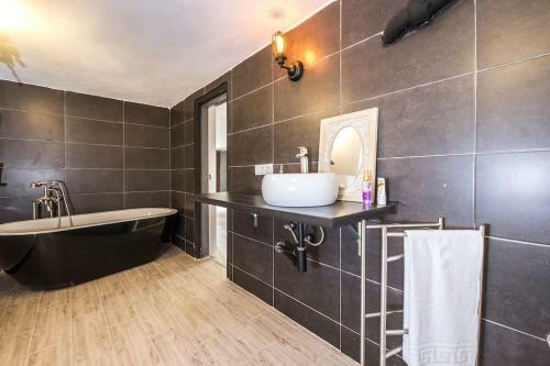 Villa Wanderlust Sitges Hills. Exclusive Pool.