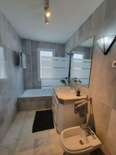 Apartamento Comfy 2br, 2bathroom, Parking, Pool, Sea Views, Elviria Alta