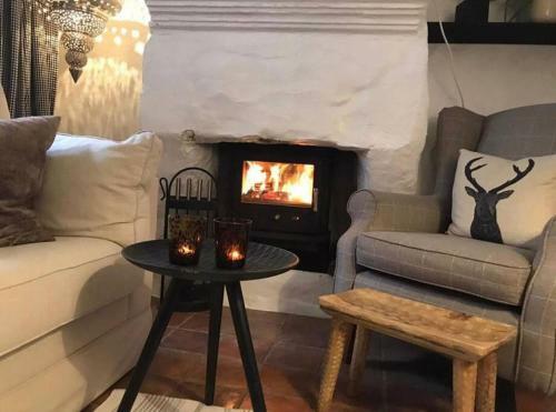 Enchanting Quirky 1 Bed Cottage With Open Fire .