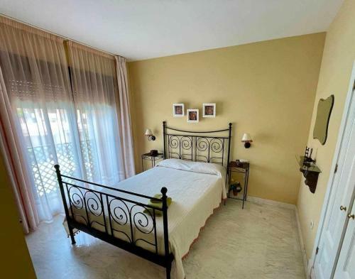 Apartamento E2 Equipado En Playa Granada Con Terraza De 11m2
