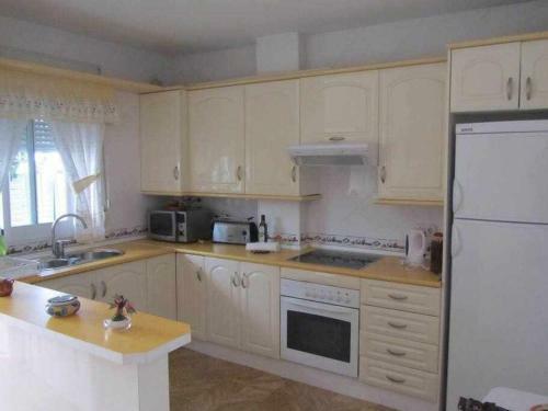 Espacioso Apartamento De 3 Cuartos Con Piscina