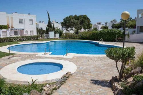 Espacioso Apartamento De 3 Cuartos Con Piscina