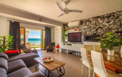 Casa Con Acceso Directo A La Playa De Moj�car