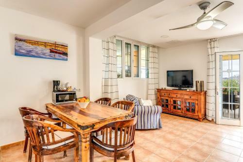 Luxury Apartament , Sea Views Private Garden