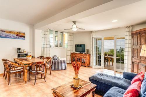 Luxury Apartament , Sea Views Private Garden